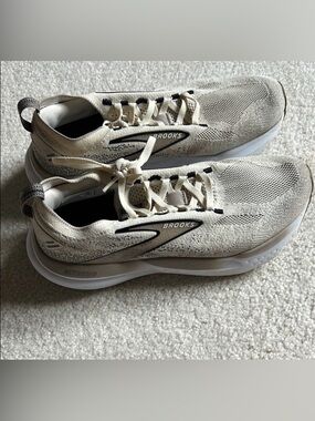 Brooks Lightweight Neutral Running Sneakers in Cream W9